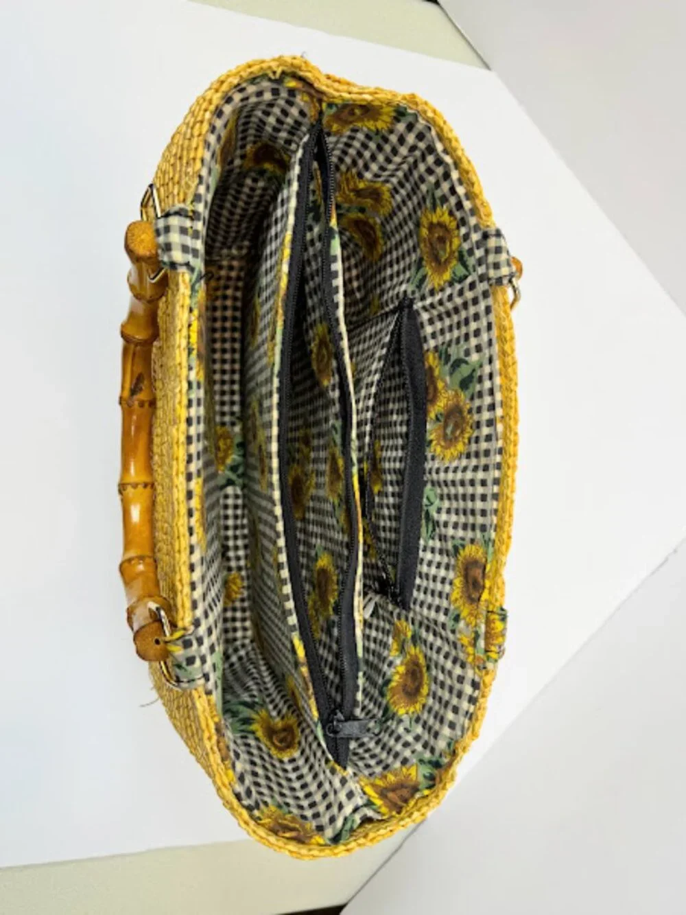 Vintage small straw purse with sunflower patterned lining and bamboo handles. - Picture 7 of 9